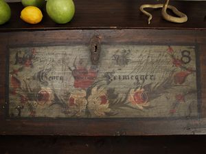 Cassettone tirolese a ribalta in legno tenero laccato  - Asta Arredi e Dipinti dal Castello di Gamberaia a Firenze - Associazione Nazionale - Case d'Asta italiane