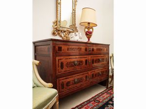 Coppia di cassettoni impiallacciati in ciliegio, noce ed altre essenze  - Asta Arredi e Dipinti dal Castello di Gamberaia a Firenze - Associazione Nazionale - Case d'Asta italiane