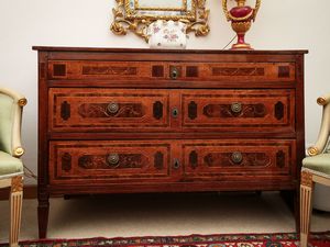 Coppia di cassettoni impiallacciati in ciliegio, noce ed altre essenze  - Asta Arredi e Dipinti dal Castello di Gamberaia a Firenze - Associazione Nazionale - Case d'Asta italiane