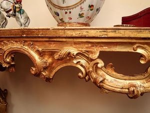 Coppia di console in legno intagliato e dorato  - Asta Arredi e Dipinti dal Castello di Gamberaia a Firenze - Associazione Nazionale - Case d'Asta italiane