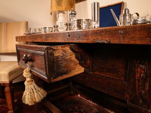 Tavolo basso in noce ed altre essenze  - Asta Arredi e Dipinti dal Castello di Gamberaia a Firenze - Associazione Nazionale - Case d'Asta italiane