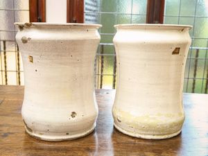 Coppia di grandi albarelli in maiolica  - Asta Arredi e Dipinti dal Castello di Gamberaia a Firenze - Associazione Nazionale - Case d'Asta italiane