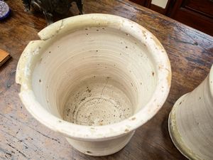 Coppia di grandi albarelli in maiolica  - Asta Arredi e Dipinti dal Castello di Gamberaia a Firenze - Associazione Nazionale - Case d'Asta italiane