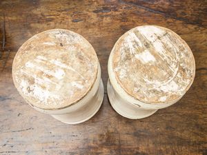 Coppia di grandi albarelli in maiolica  - Asta Arredi e Dipinti dal Castello di Gamberaia a Firenze - Associazione Nazionale - Case d'Asta italiane