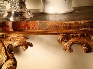 Coppia di console in legno intagliato e dorato  - Asta Arredi e Dipinti dal Castello di Gamberaia a Firenze - Associazione Nazionale - Case d'Asta italiane