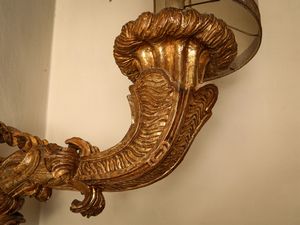 Coppia di grandi bracci a muro in legno intagliato e dorato  - Asta Arredi e Dipinti dal Castello di Gamberaia a Firenze - Associazione Nazionale - Case d'Asta italiane