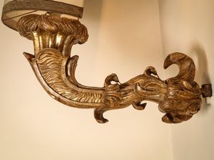 Coppia di grandi bracci a muro in legno intagliato e dorato  - Asta Arredi e Dipinti dal Castello di Gamberaia a Firenze - Associazione Nazionale - Case d'Asta italiane