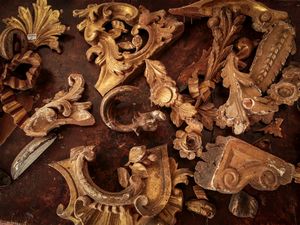 Miscellanea di frammenti in legno intagliato e dorato  - Asta Arredi e Dipinti dal Castello di Gamberaia a Firenze - Associazione Nazionale - Case d'Asta italiane