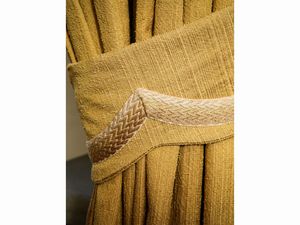 Tre coppie di tendoni in filaticcio giallo oro  - Asta Arredi e Dipinti dal Castello di Gamberaia a Firenze - Associazione Nazionale - Case d'Asta italiane