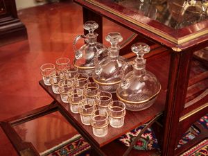 Tavolino-teca servo muto meccanico in satinwood  - Asta Arredi e Dipinti dal Castello di Gamberaia a Firenze - Associazione Nazionale - Case d'Asta italiane