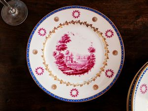 Servizio di piatti Paesaggi Magenta in porcellana Richard Ginori  - Asta Arredi e Dipinti dal Castello di Gamberaia a Firenze - Associazione Nazionale - Case d'Asta italiane