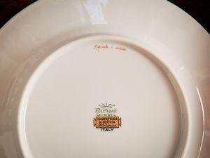 Servizio di piatti Paesaggi Magenta in porcellana Richard Ginori  - Asta Arredi e Dipinti dal Castello di Gamberaia a Firenze - Associazione Nazionale - Case d'Asta italiane
