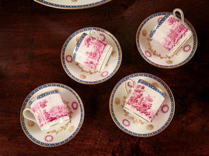 Servizio di piatti Paesaggi Magenta in porcellana Richard Ginori  - Asta Arredi e Dipinti dal Castello di Gamberaia a Firenze - Associazione Nazionale - Case d'Asta italiane