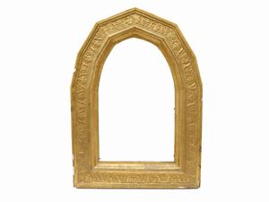 Cornice centinata in legno intagliato e dorato e pastiglia  - Asta Arredi e Dipinti dal Castello di Gamberaia a Firenze - Associazione Nazionale - Case d'Asta italiane