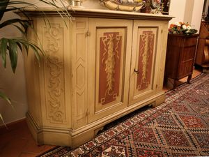 Credenza in legno tenero laccato color crema  - Asta Arredi e Dipinti dal Castello di Gamberaia a Firenze - Associazione Nazionale - Case d'Asta italiane