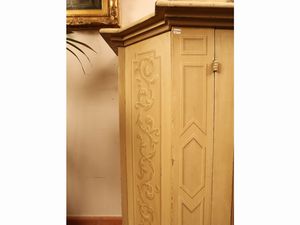 Credenza in legno tenero laccato color crema  - Asta Arredi e Dipinti dal Castello di Gamberaia a Firenze - Associazione Nazionale - Case d'Asta italiane