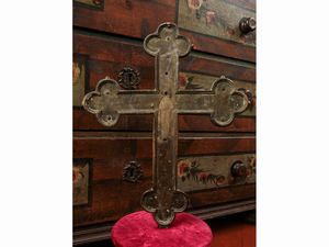 Antica croce astile in bronzo  - Asta Arredi e Dipinti dal Castello di Gamberaia a Firenze - Associazione Nazionale - Case d'Asta italiane