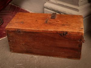 Scatola elemosiniere in noce  - Asta Arredi e Dipinti dal Castello di Gamberaia a Firenze - Associazione Nazionale - Case d'Asta italiane