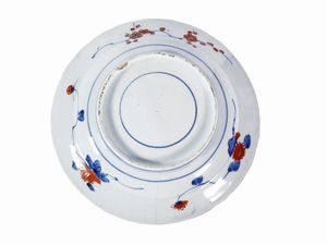Serie di undici piatti in porcellana Imari  - Asta Arredi e Dipinti dal Castello di Gamberaia a Firenze - Associazione Nazionale - Case d'Asta italiane