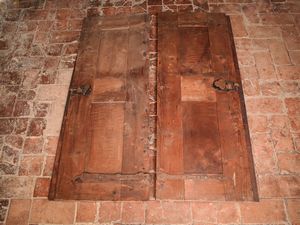 Grande libreria a giorno in noce e legno tenero  - Asta Arredi e Dipinti dal Castello di Gamberaia a Firenze - Associazione Nazionale - Case d'Asta italiane