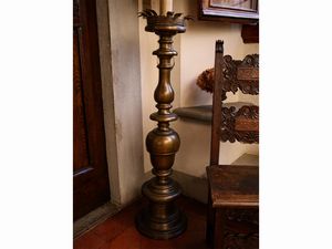 Grande torciera da terra in bronzo  - Asta Arredi e Dipinti dal Castello di Gamberaia a Firenze - Associazione Nazionale - Case d'Asta italiane