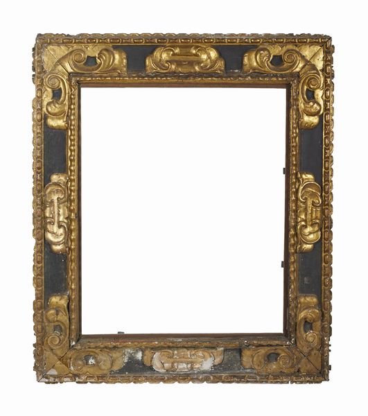 MANIFATTURA DEL XVII SECOLO : Cornice in legno intagliato, ebanizzato e dorato, battuta con decoro a perlinatura, fascia liscia con decorazioni a volute al centro e agli angoli  - Asta Asta 387 | ARTE ANTICA E DEL XIX SECOLO - DAL RINASCIMENTO AL SIMBOLISMO: OPERE DA COLLEZIONI ITALIANE Tradizionale - Associazione Nazionale - Case d'Asta italiane
