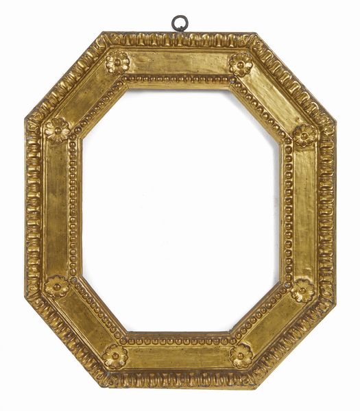 MANIFATTURA FIORENTINA DEL XVI SECOLO : Cornice ottagonale in legno intagliato e dorato con bordo esterno decorato a ovuli, fascia con elementi floreali intagliati e battuta con decoro a perlinatura  - Asta Asta 387 | ARTE ANTICA E DEL XIX SECOLO - DAL RINASCIMENTO AL SIMBOLISMO: OPERE DA COLLEZIONI ITALIANE Tradizionale - Associazione Nazionale - Case d'Asta italiane
