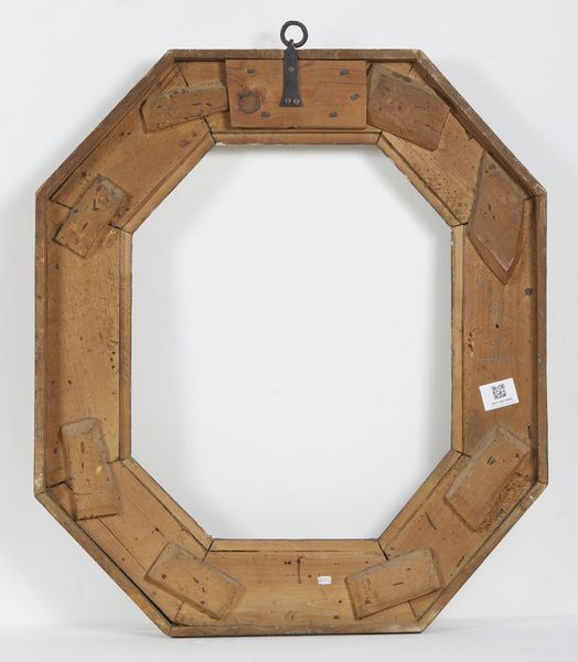 MANIFATTURA FIORENTINA DEL XVI SECOLO : Cornice ottagonale in legno intagliato e dorato con bordo esterno decorato a ovuli, fascia con elementi floreali intagliati e battuta con decoro a perlinatura  - Asta Asta 387 | ARTE ANTICA E DEL XIX SECOLO - DAL RINASCIMENTO AL SIMBOLISMO: OPERE DA COLLEZIONI ITALIANE Tradizionale - Associazione Nazionale - Case d'Asta italiane