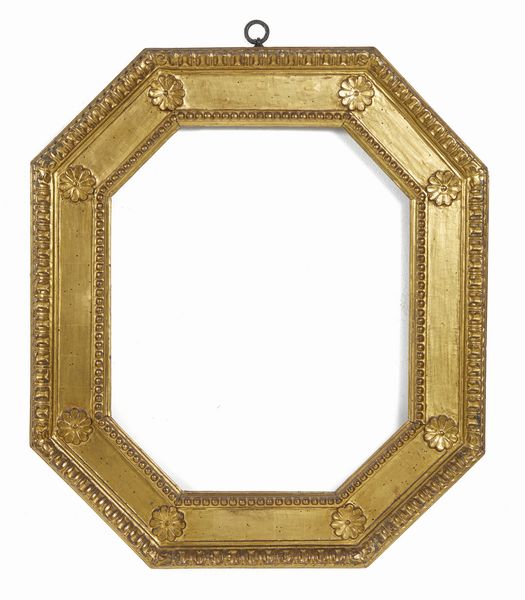 MANIFATTURA FIORENTINA DEL XVI SECOLO : Cornice ottagonale in legno intagliato e dorato con bordo esterno decorato a ovuli, fascia con elementi floreali intagliati e battuta con decoro a perlinatura  - Asta Asta 387 | ARTE ANTICA E DEL XIX SECOLO - DAL RINASCIMENTO AL SIMBOLISMO: OPERE DA COLLEZIONI ITALIANE Tradizionale - Associazione Nazionale - Case d'Asta italiane