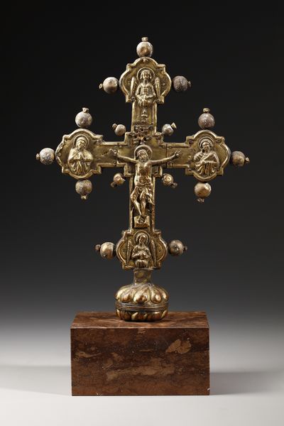 MANIFATTURA DELL'ITALIA SETTENTRIONALE, SECOLO XV : Croce astile in rame sbalzato e dorato, terminali polilobati con la Madonna, S. Giovanni, due angeli e Crocifisso sul fronte, simboli degli evangelisti con al centro Dio Padre sul verso  - Asta Asta 387 | ARTE ANTICA E DEL XIX SECOLO - DAL RINASCIMENTO AL SIMBOLISMO: OPERE DA COLLEZIONI ITALIANE Tradizionale - Associazione Nazionale - Case d'Asta italiane