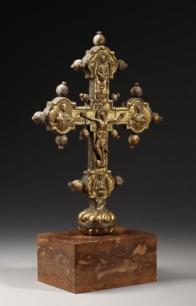 MANIFATTURA DELL'ITALIA SETTENTRIONALE, SECOLO XV : Croce astile in rame sbalzato e dorato, terminali polilobati con la Madonna, S. Giovanni, due angeli e Crocifisso sul fronte, simboli degli evangelisti con al centro Dio Padre sul verso  - Asta Asta 387 | ARTE ANTICA E DEL XIX SECOLO - DAL RINASCIMENTO AL SIMBOLISMO: OPERE DA COLLEZIONI ITALIANE Tradizionale - Associazione Nazionale - Case d'Asta italiane