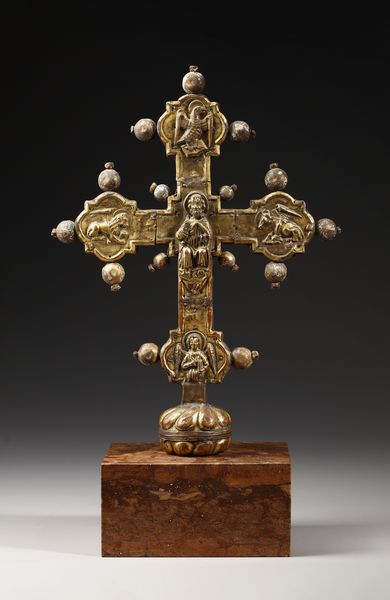 MANIFATTURA DELL'ITALIA SETTENTRIONALE, SECOLO XV : Croce astile in rame sbalzato e dorato, terminali polilobati con la Madonna, S. Giovanni, due angeli e Crocifisso sul fronte, simboli degli evangelisti con al centro Dio Padre sul verso  - Asta Asta 387 | ARTE ANTICA E DEL XIX SECOLO - DAL RINASCIMENTO AL SIMBOLISMO: OPERE DA COLLEZIONI ITALIANE Tradizionale - Associazione Nazionale - Case d'Asta italiane