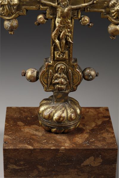 MANIFATTURA DELL'ITALIA SETTENTRIONALE, SECOLO XV : Croce astile in rame sbalzato e dorato, terminali polilobati con la Madonna, S. Giovanni, due angeli e Crocifisso sul fronte, simboli degli evangelisti con al centro Dio Padre sul verso  - Asta Asta 387 | ARTE ANTICA E DEL XIX SECOLO - DAL RINASCIMENTO AL SIMBOLISMO: OPERE DA COLLEZIONI ITALIANE Tradizionale - Associazione Nazionale - Case d'Asta italiane