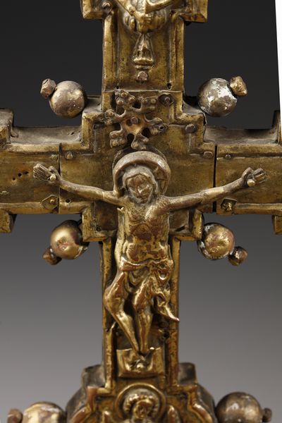 MANIFATTURA DELL'ITALIA SETTENTRIONALE, SECOLO XV : Croce astile in rame sbalzato e dorato, terminali polilobati con la Madonna, S. Giovanni, due angeli e Crocifisso sul fronte, simboli degli evangelisti con al centro Dio Padre sul verso  - Asta Asta 387 | ARTE ANTICA E DEL XIX SECOLO - DAL RINASCIMENTO AL SIMBOLISMO: OPERE DA COLLEZIONI ITALIANE Tradizionale - Associazione Nazionale - Case d'Asta italiane