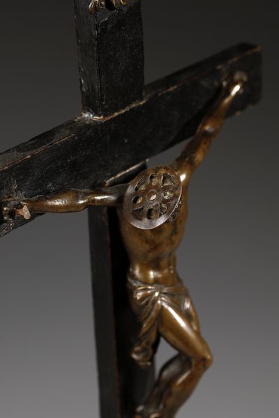 SCULTORE FIORENTINO DEL XVII SECOLO : Crocifisso in bronzo patinato, croce in legno con inserto in pietra dura  - Asta Asta 387 | ARTE ANTICA E DEL XIX SECOLO - DAL RINASCIMENTO AL SIMBOLISMO: OPERE DA COLLEZIONI ITALIANE Tradizionale - Associazione Nazionale - Case d'Asta italiane