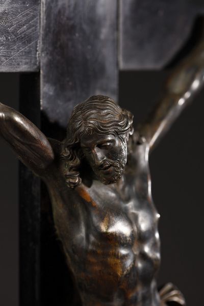 SCULTORE ITALIANO DEL XVII SECOLO : Crocifisso in bronzo patinato, croce in legno  - Asta Asta 387 | ARTE ANTICA E DEL XIX SECOLO - DAL RINASCIMENTO AL SIMBOLISMO: OPERE DA COLLEZIONI ITALIANE Tradizionale - Associazione Nazionale - Case d'Asta italiane