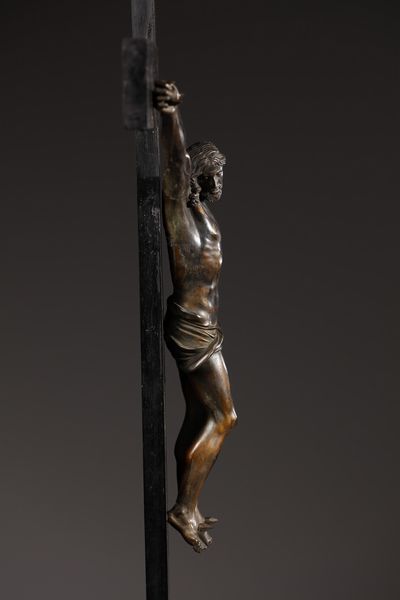 SCULTORE ITALIANO DEL XVII SECOLO : Crocifisso in bronzo patinato, croce in legno  - Asta Asta 387 | ARTE ANTICA E DEL XIX SECOLO - DAL RINASCIMENTO AL SIMBOLISMO: OPERE DA COLLEZIONI ITALIANE Tradizionale - Associazione Nazionale - Case d'Asta italiane
