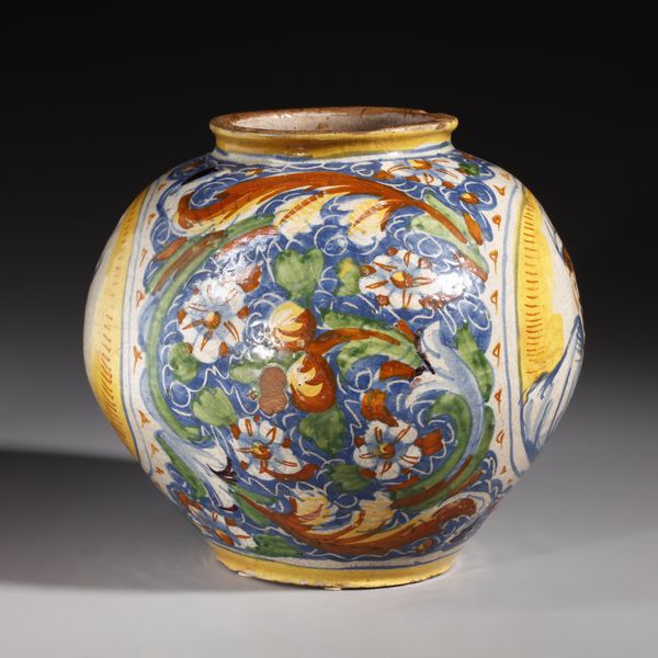 MAESTRO DEI CAPELLI SCAPIGLIATI, VENEZIA, CIRCA 1580 : Attribuito a. Vaso a boccia in maiolica policroma con figure di armigeri entro medaglioni in cornice bianca, corpo decorato da volute fitomorfe e floreali  - Asta Asta 387 | ARTE ANTICA E DEL XIX SECOLO - DAL RINASCIMENTO AL SIMBOLISMO: OPERE DA COLLEZIONI ITALIANE Tradizionale - Associazione Nazionale - Case d'Asta italiane