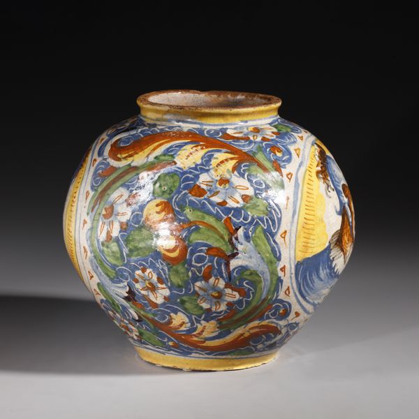 MAESTRO DEI CAPELLI SCAPIGLIATI, VENEZIA, CIRCA 1580 : Attribuito a. Vaso a boccia in maiolica policroma con figure di armigeri entro medaglioni in cornice bianca, corpo decorato da volute fitomorfe e floreali  - Asta Asta 387 | ARTE ANTICA E DEL XIX SECOLO - DAL RINASCIMENTO AL SIMBOLISMO: OPERE DA COLLEZIONI ITALIANE Tradizionale - Associazione Nazionale - Case d'Asta italiane