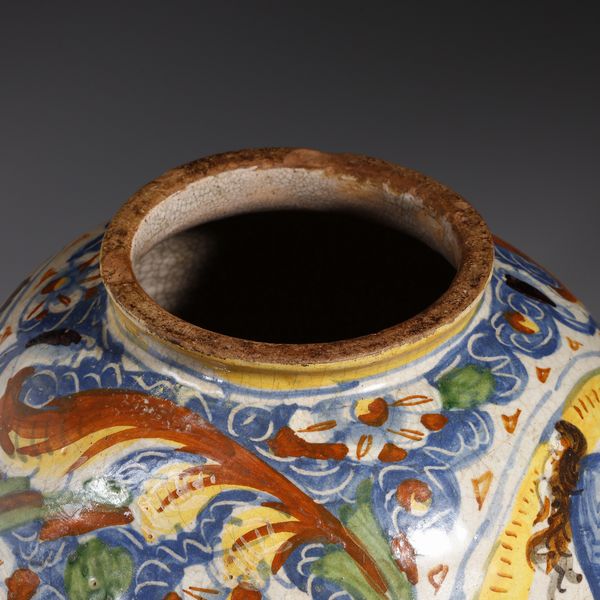 MAESTRO DEI CAPELLI SCAPIGLIATI, VENEZIA, CIRCA 1580 : Attribuito a. Vaso a boccia in maiolica policroma con figure di armigeri entro medaglioni in cornice bianca, corpo decorato da volute fitomorfe e floreali  - Asta Asta 387 | ARTE ANTICA E DEL XIX SECOLO - DAL RINASCIMENTO AL SIMBOLISMO: OPERE DA COLLEZIONI ITALIANE Tradizionale - Associazione Nazionale - Case d'Asta italiane