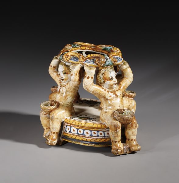 BOTTEGA DEI PATANAZZI, URBINO, FINE DEL XVI SECOLO : Saliera in maiolica policroma poggiante su base ovale su cui si trovano quattro putti seduti che sorreggono l'invaso superiore, decorato nell'incavo da una figura allegorica in grisaille  - Asta Asta 387 | ARTE ANTICA E DEL XIX SECOLO - DAL RINASCIMENTO AL SIMBOLISMO: OPERE DA COLLEZIONI ITALIANE Tradizionale - Associazione Nazionale - Case d'Asta italiane