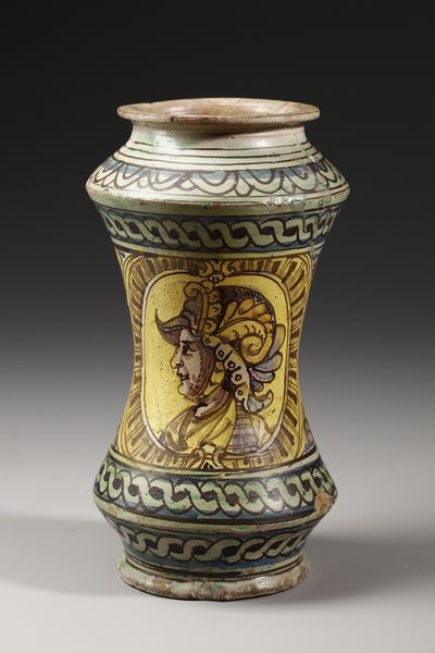 MANIFATTURA DI BURGIO DEL XVII SECOLO : Albarello in maiolica policroma di forma a rocchetto, sul fronte profilo di condottiero entro medaglione ovale su fondo giallo, contornato da decorazioni fitomorfe su fondo blu e bianco  - Asta Asta 387 | ARTE ANTICA E DEL XIX SECOLO - DAL RINASCIMENTO AL SIMBOLISMO: OPERE DA COLLEZIONI ITALIANE Tradizionale - Associazione Nazionale - Case d'Asta italiane