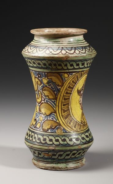 MANIFATTURA DI BURGIO DEL XVII SECOLO : Albarello in maiolica policroma di forma a rocchetto, sul fronte profilo di condottiero entro medaglione ovale su fondo giallo, contornato da decorazioni fitomorfe su fondo blu e bianco  - Asta Asta 387 | ARTE ANTICA E DEL XIX SECOLO - DAL RINASCIMENTO AL SIMBOLISMO: OPERE DA COLLEZIONI ITALIANE Tradizionale - Associazione Nazionale - Case d'Asta italiane