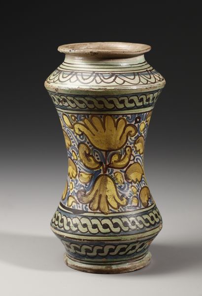 MANIFATTURA DI BURGIO DEL XVII SECOLO : Albarello in maiolica policroma di forma a rocchetto, sul fronte profilo di condottiero entro medaglione ovale su fondo giallo, contornato da decorazioni fitomorfe su fondo blu e bianco  - Asta Asta 387 | ARTE ANTICA E DEL XIX SECOLO - DAL RINASCIMENTO AL SIMBOLISMO: OPERE DA COLLEZIONI ITALIANE Tradizionale - Associazione Nazionale - Case d'Asta italiane