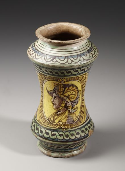 MANIFATTURA DI BURGIO DEL XVII SECOLO : Albarello in maiolica policroma di forma a rocchetto, sul fronte profilo di condottiero entro medaglione ovale su fondo giallo, contornato da decorazioni fitomorfe su fondo blu e bianco  - Asta Asta 387 | ARTE ANTICA E DEL XIX SECOLO - DAL RINASCIMENTO AL SIMBOLISMO: OPERE DA COLLEZIONI ITALIANE Tradizionale - Associazione Nazionale - Case d'Asta italiane