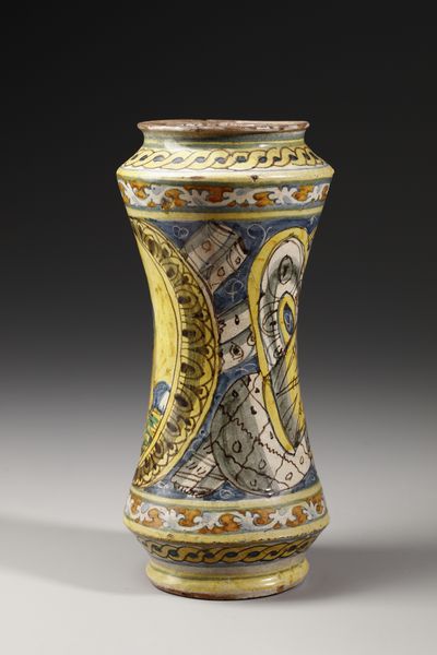 MANIFATTURA DI COLLESANO DEL XVII SECOLO : Albarello in maiolica policroma di forma a rocchetto, sul fronte figura di santa martire entro medaglione ovale su fondo giallo, contornato da decori a trofei su fondo blu  - Asta Asta 387 | ARTE ANTICA E DEL XIX SECOLO - DAL RINASCIMENTO AL SIMBOLISMO: OPERE DA COLLEZIONI ITALIANE Tradizionale - Associazione Nazionale - Case d'Asta italiane