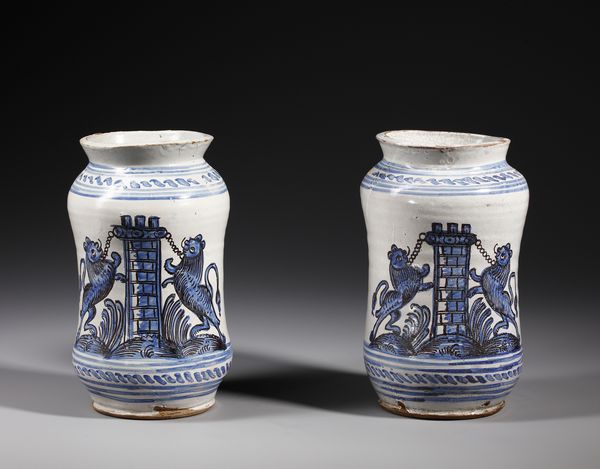 MANIFATTURA DI LATERZA DEL XVIII SECOLO : Coppia di albarelli in maiolica di forma a rocchetto raffigurante sul fronte due leoni specchiati e incatenati a una torre  - Asta Asta 387 | ARTE ANTICA E DEL XIX SECOLO - DAL RINASCIMENTO AL SIMBOLISMO: OPERE DA COLLEZIONI ITALIANE Tradizionale - Associazione Nazionale - Case d'Asta italiane