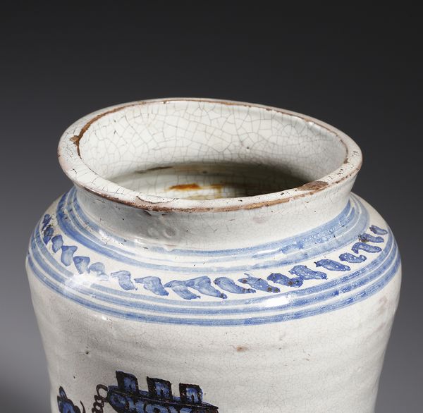 MANIFATTURA DI LATERZA DEL XVIII SECOLO : Coppia di albarelli in maiolica di forma a rocchetto raffigurante sul fronte due leoni specchiati e incatenati a una torre  - Asta Asta 387 | ARTE ANTICA E DEL XIX SECOLO - DAL RINASCIMENTO AL SIMBOLISMO: OPERE DA COLLEZIONI ITALIANE Tradizionale - Associazione Nazionale - Case d'Asta italiane