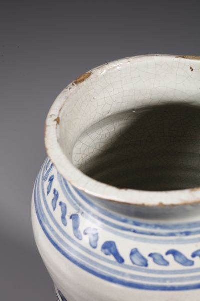 MANIFATTURA DI LATERZA DEL XVIII SECOLO : Coppia di albarelli in maiolica di forma a rocchetto raffigurante sul fronte due leoni specchiati e incatenati a una torre  - Asta Asta 387 | ARTE ANTICA E DEL XIX SECOLO - DAL RINASCIMENTO AL SIMBOLISMO: OPERE DA COLLEZIONI ITALIANE Tradizionale - Associazione Nazionale - Case d'Asta italiane