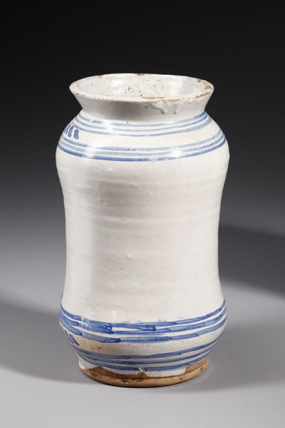 MANIFATTURA DI LATERZA DEL XVIII SECOLO : Coppia di albarelli in maiolica di forma a rocchetto raffigurante sul fronte due leoni specchiati e incatenati a una torre  - Asta Asta 387 | ARTE ANTICA E DEL XIX SECOLO - DAL RINASCIMENTO AL SIMBOLISMO: OPERE DA COLLEZIONI ITALIANE Tradizionale - Associazione Nazionale - Case d'Asta italiane